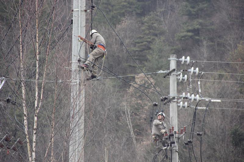 陜西地電留壩供電分公司：實施農(nóng)石線、索道線分網(wǎng)改造