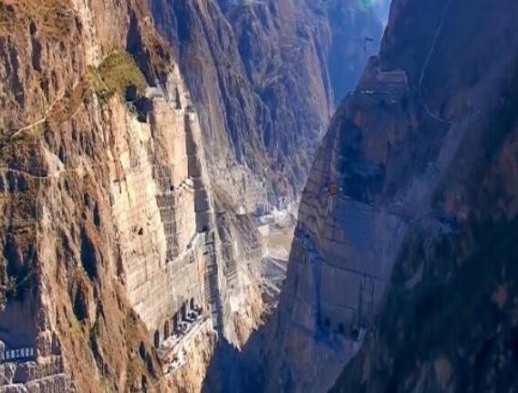 為建烏東德水電站，在峽谷底部挖90米深洞穴，用來干嘛的？