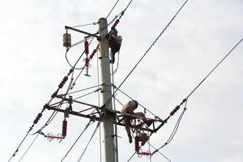 國(guó)網(wǎng)霞浦供電公司加裝線路避雷器，保障兩節(jié)期間電網(wǎng)可靠性