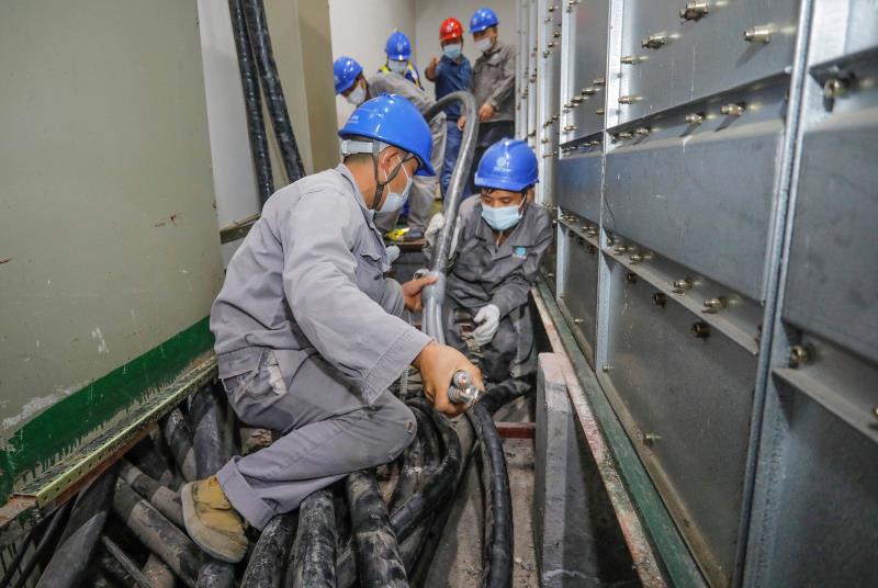 與時(shí)間賽跑，為生命加速 電力員工星夜鏖戰(zhàn)為醫(yī)院用電“增容”
