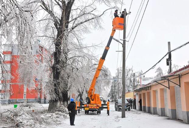 受強雨雪大風冰凍天氣影響，吉林延邊全力搶修供電線路