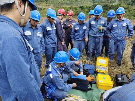 鳳慶供電局開展接地電阻儀、直流試送儀的培訓(xùn)