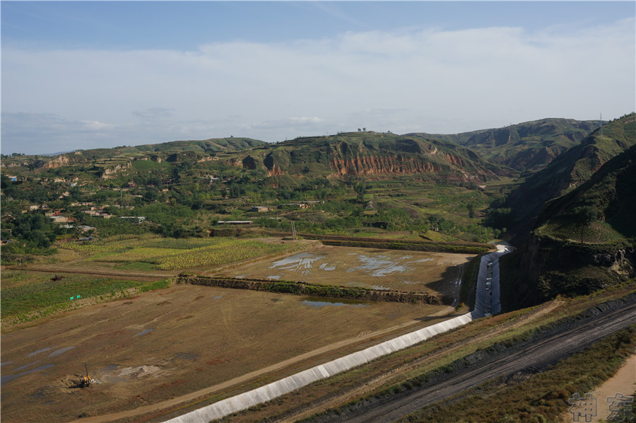 煤矸石填溝造地，千畝溝壑變良田