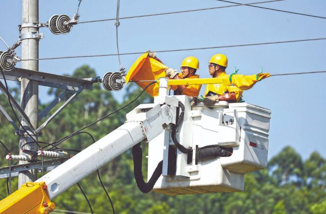 四川廣安：40攝氏度，他們帶電作業(yè)