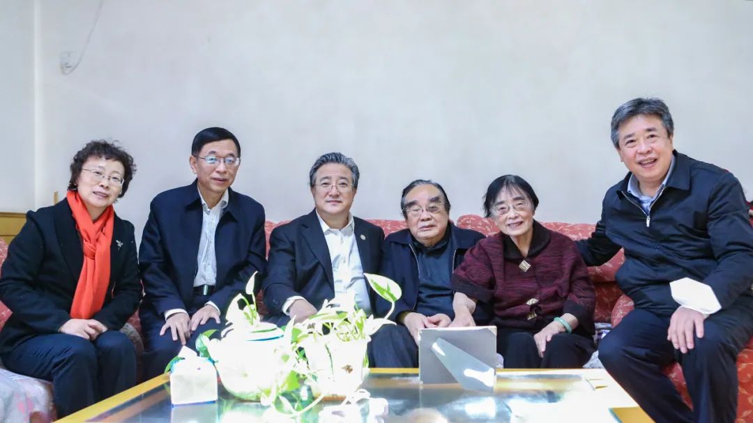 余劍鋒春節(jié)前夕看望慰問核工業(yè)老領(lǐng)導(dǎo)蔣心雄、陳肇博