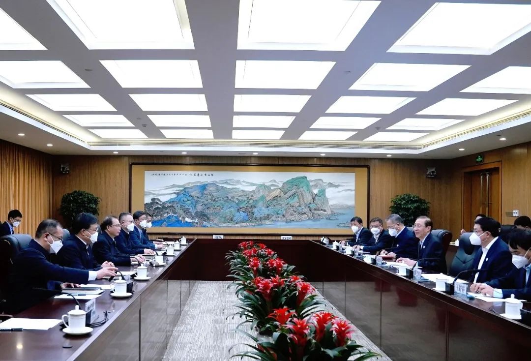 華電集團(tuán)董事長(zhǎng)江毅、總經(jīng)理葉向東與國(guó)家電網(wǎng)董事長(zhǎng)辛保安、總經(jīng)理張智剛舉行會(huì)談