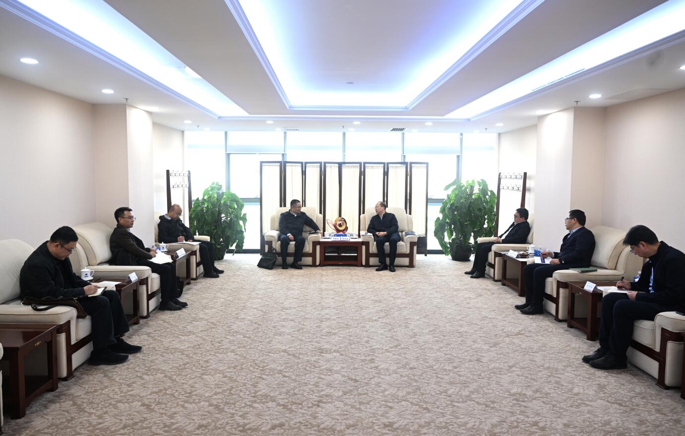 中國電建黨委常委、副總經(jīng)理徐鵬程與西藏開發(fā)投資集團黨委書記、董事長祁騰武會談