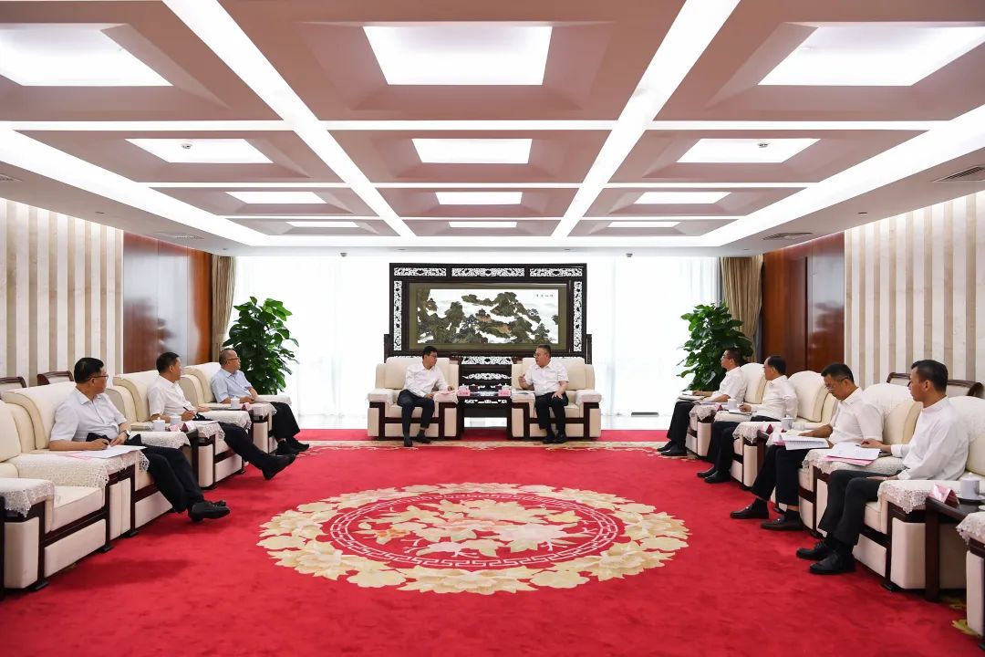葉向東與甘肅省委常委、副省長(zhǎng)張錦剛舉行會(huì)談