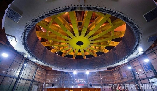 黃河上游在建海拔最高、裝機(jī)容量最大的水電站首臺(tái)機(jī)組定子順利吊裝