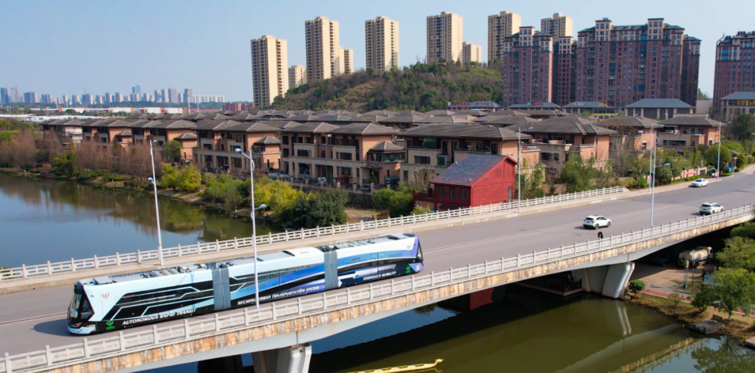 我國(guó)自主研制，全球首輛氫能源智軌電車(chē)“出?！?