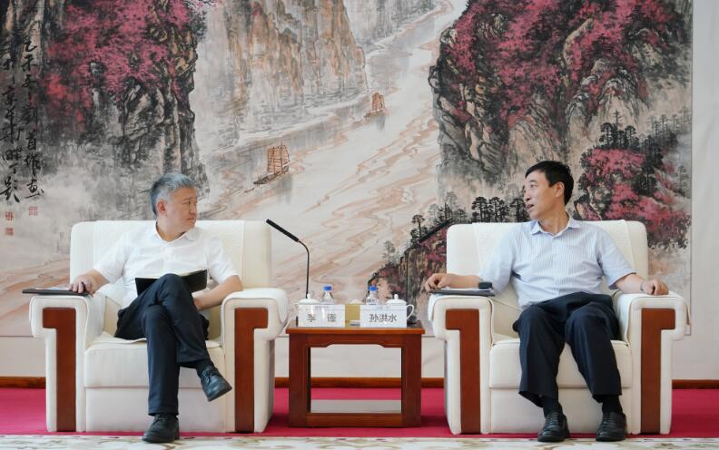 中國能建黨委副書記、總經(jīng)理孫洪水與重慶兩江投資集團黨委書記、董事長李謹會談