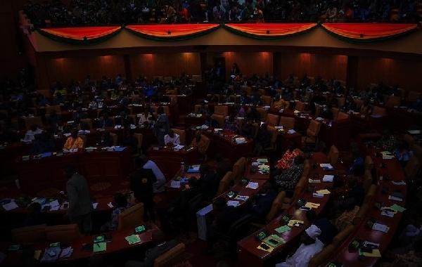 英媒：加納議會欠電費，電力公司拉閘打斷國情咨文