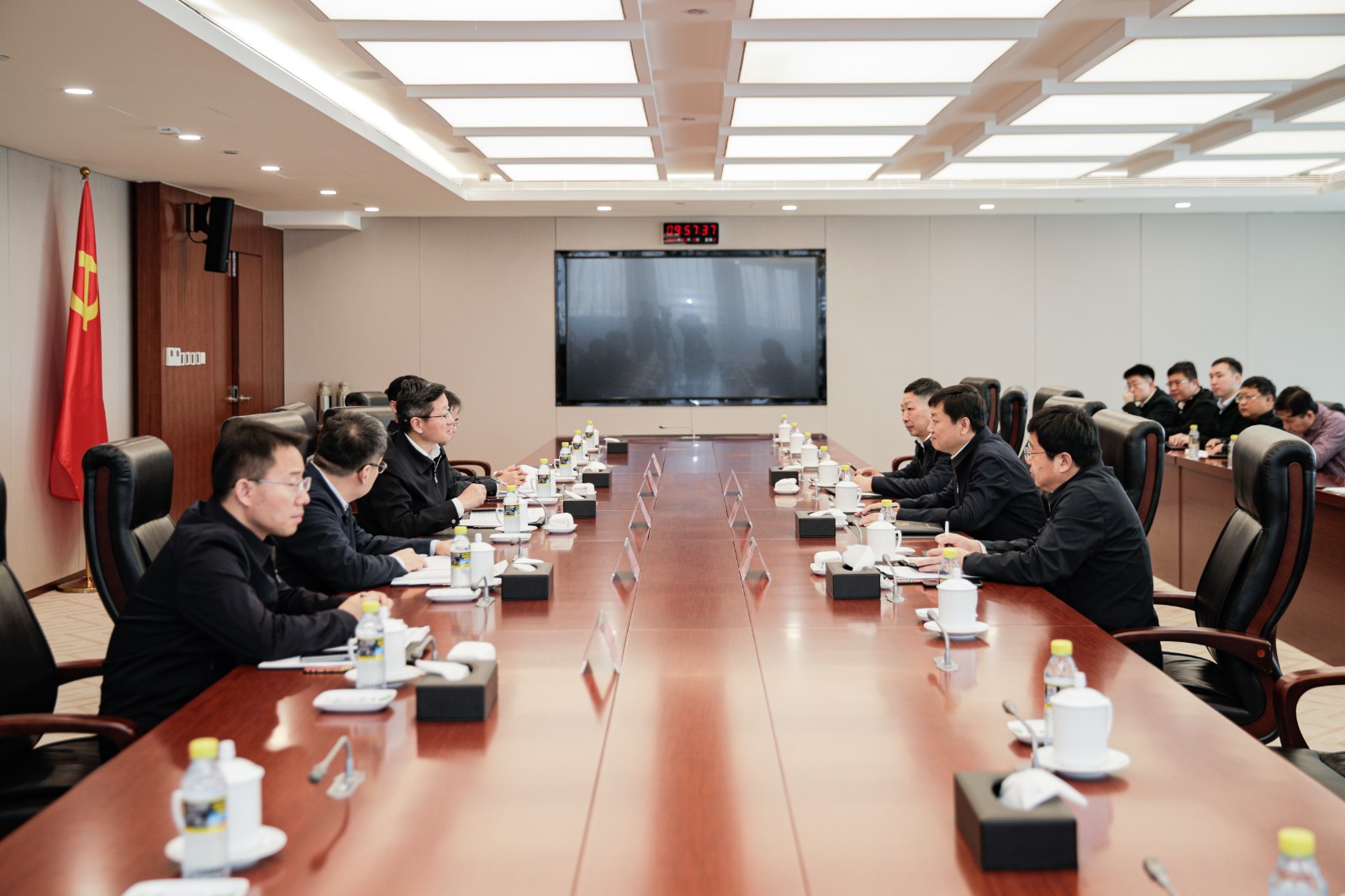 國家能源集團總經(jīng)理、黨組副書記余兵會見衡水市委副書記、市長董曉航