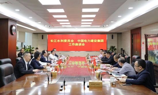 中國(guó)電建黨委書記、董事長(zhǎng)丁焰章與長(zhǎng)江水利委員會(huì)黨組書記、主任劉冬順會(huì)談