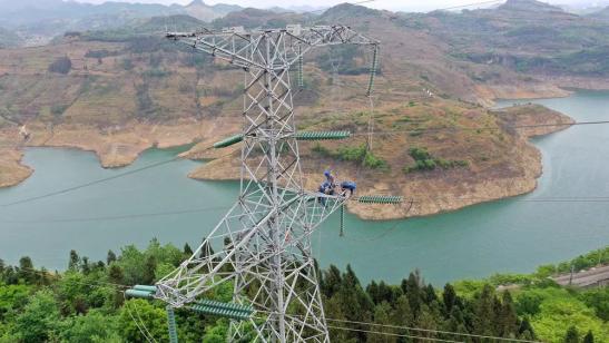 貴州興義供電局高空之上，用責(zé)任守護(hù)安全送去光明