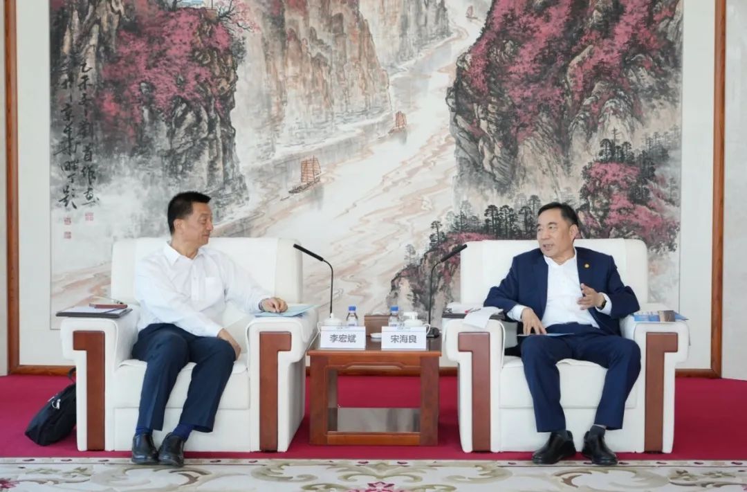 中國(guó)能建黨委書記、董事長(zhǎng)宋海良與新疆住建廳黨組書記、副廳長(zhǎng)李宏斌會(huì)談
