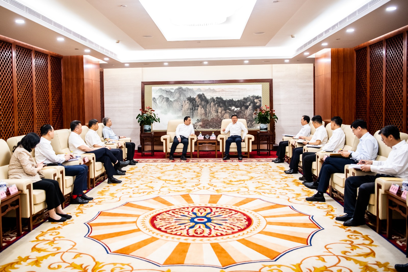 國家能源集團公司總經(jīng)理、黨組副書記余兵會見鎮(zhèn)江市委書記馬明龍一行
