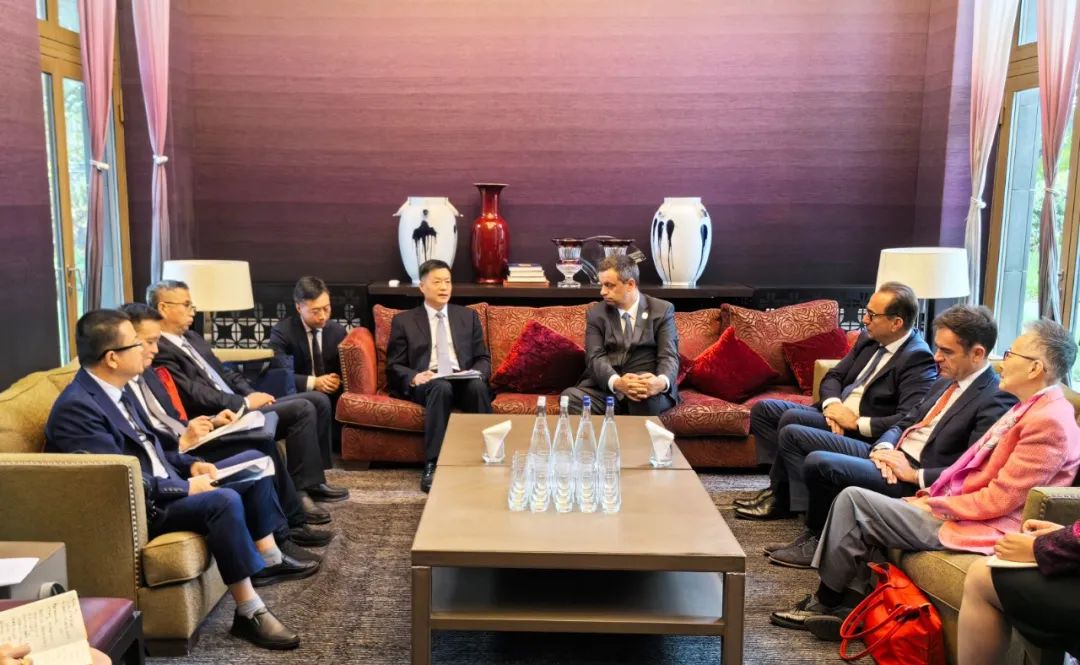 東方電氣集團(tuán)黨組書記、董事長俞培根與法國電力集團(tuán)董事長兼首席執(zhí)行官呂克·雷蒙會(huì)談