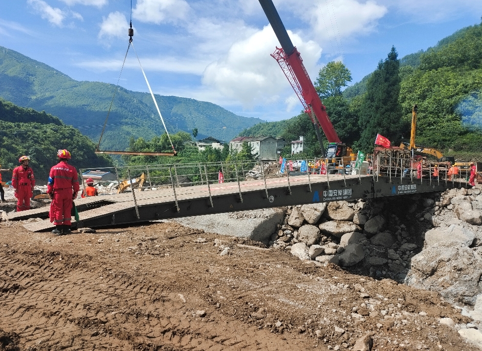 直擊雅安山洪救援 中國(guó)安能啟用機(jī)械化橋搶通