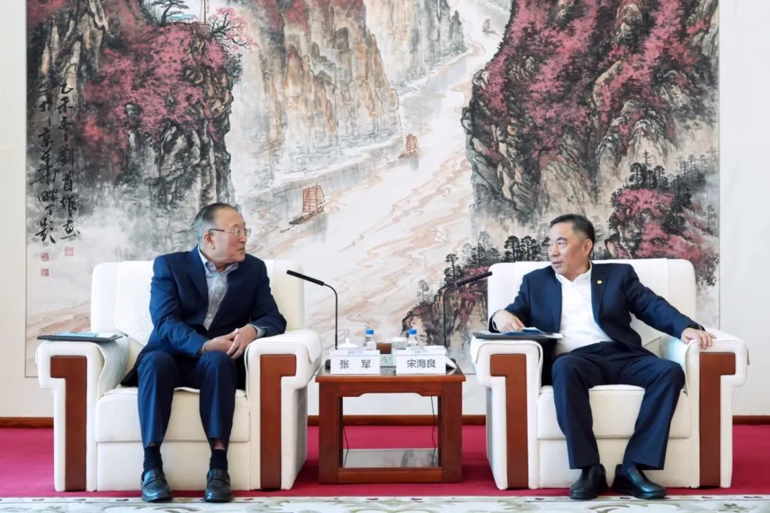 中國(guó)能建董事長(zhǎng)宋海良與博鰲亞洲論壇秘書(shū)長(zhǎng)張