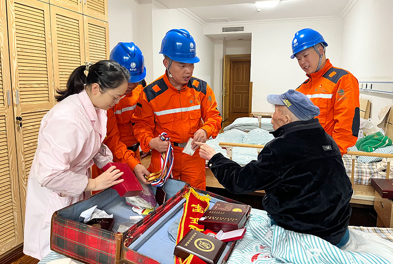 國(guó)網(wǎng)安岳縣供電公司重陽慰問百歲抗戰(zhàn)老兵