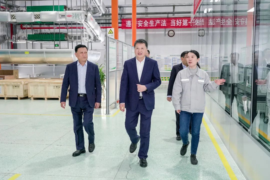 中國電氣裝備黨委副書記、總經(jīng)理周群到河南所屬企業(yè)調(diào)研