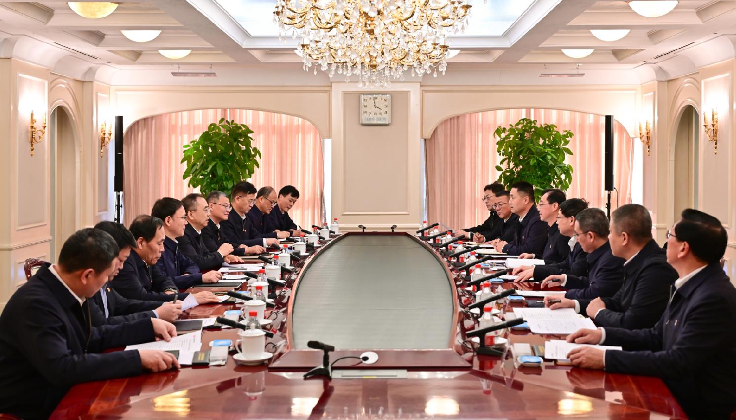 大唐集團(tuán)董事長鄒磊、總經(jīng)理張傳江與中國安能董事長陳奕輝、總經(jīng)理周慶豐會(huì)談